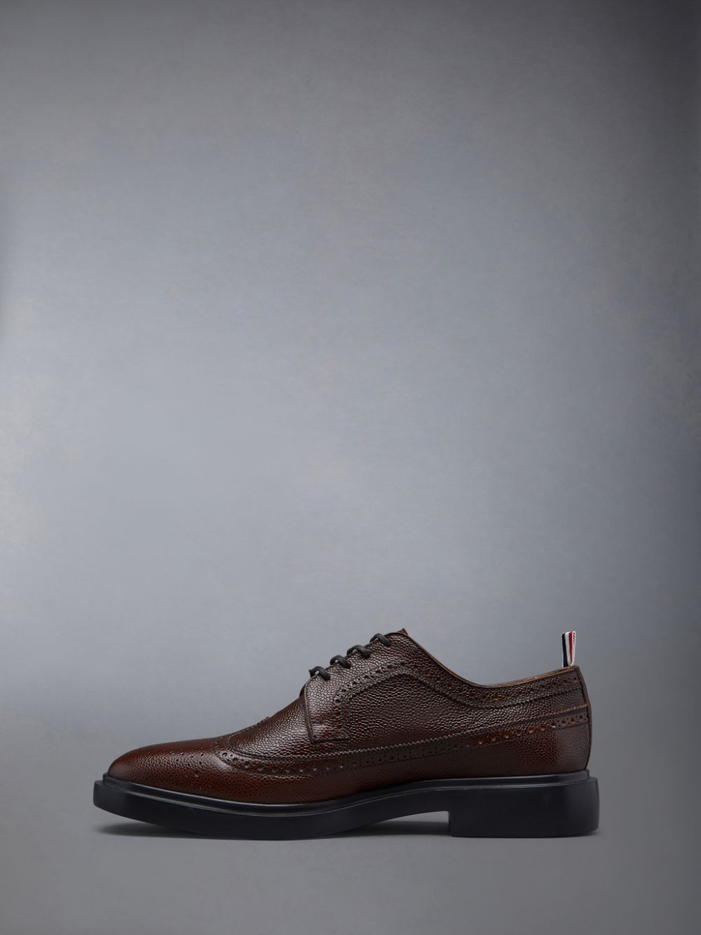 Thom Browne LONGWING W/ LIGHTWEIGHT RUBBER SOLE IN PEBBLE GRAIN LEATHER Uomo Scarpe Brogue Marroni | RIY61D52745