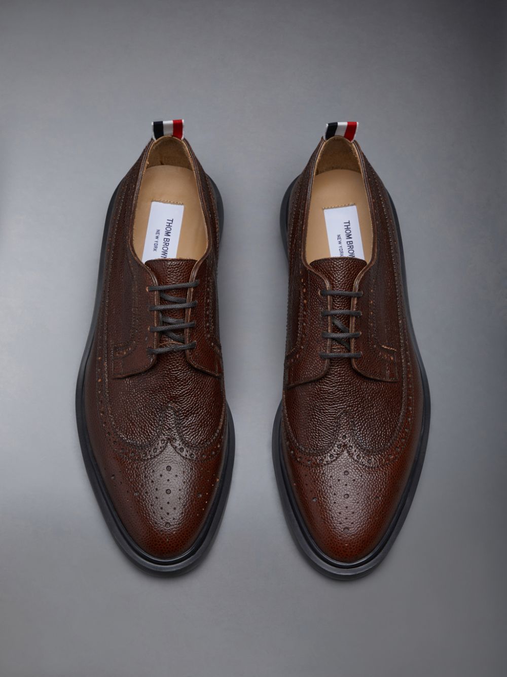 Thom Browne LONGWING W/ LIGHTWEIGHT RUBBER SOLE IN PEBBLE GRAIN LEATHER Uomo Scarpe Brogue Marroni | RIY61D52745