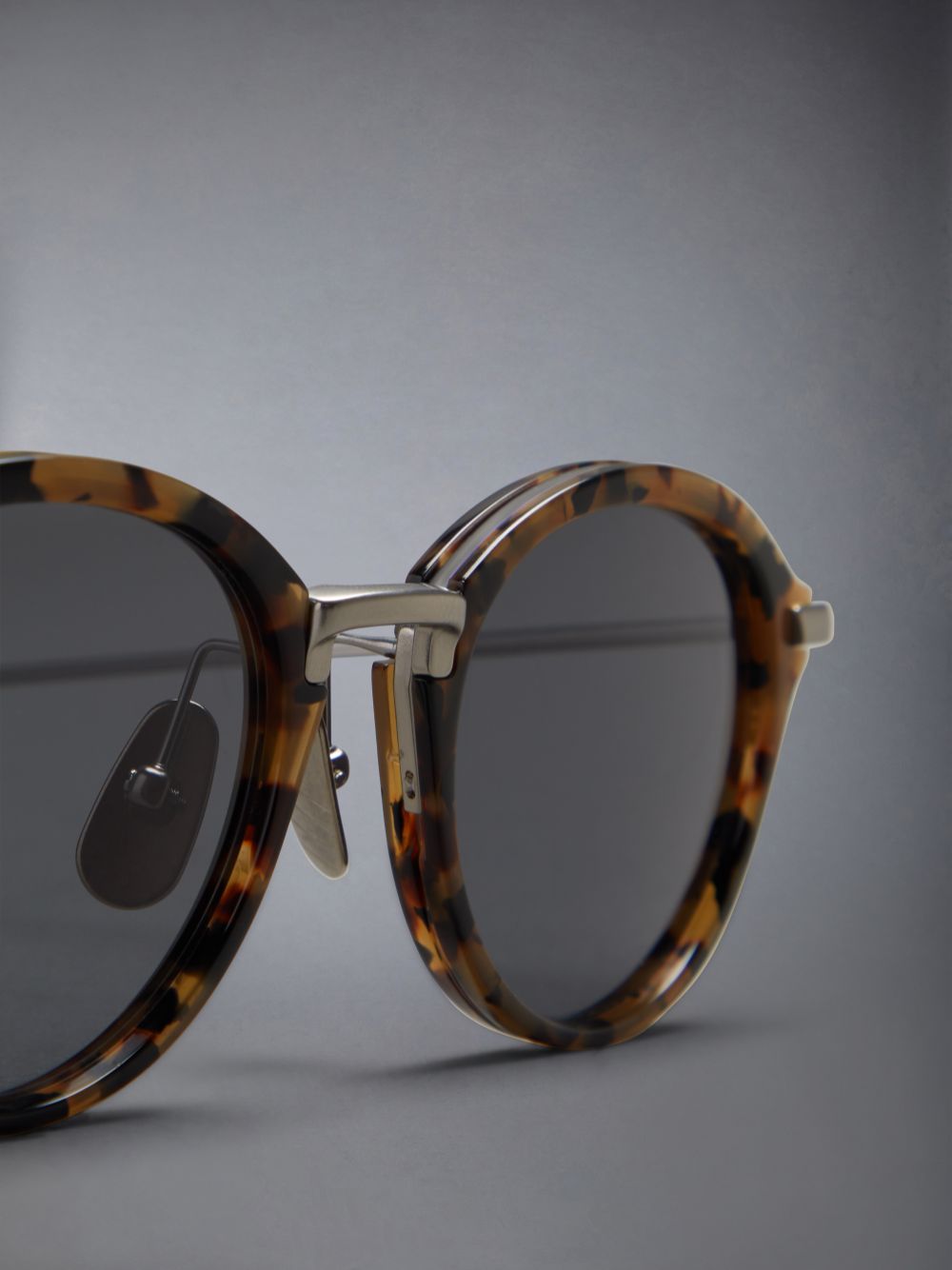 Thom Browne Tortoise Acetate And Titanium Round Uomo Occhiali da Sole Marroni | INA47C25015